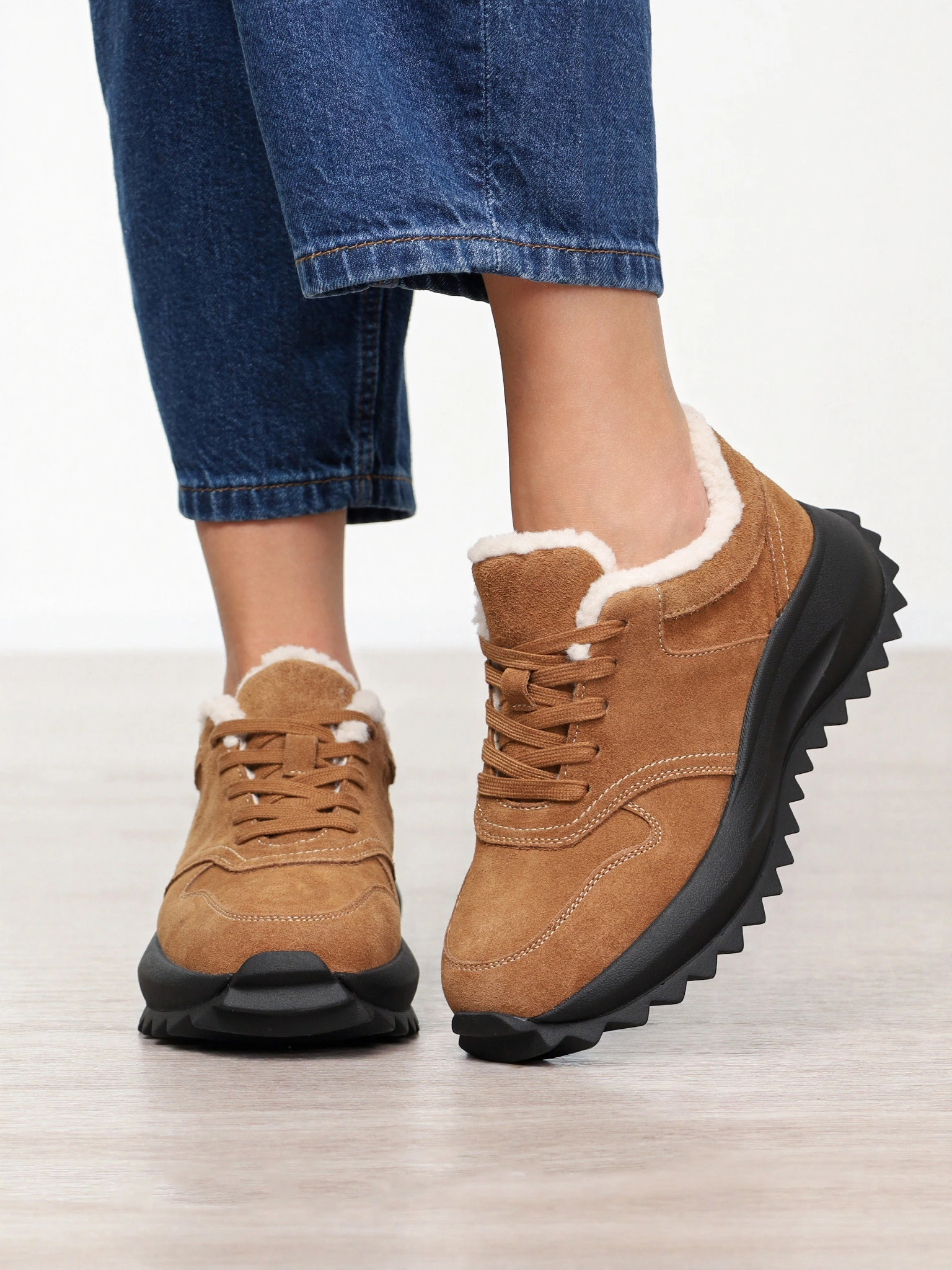 Кроссовки коричневого цвета на рельефной подошве